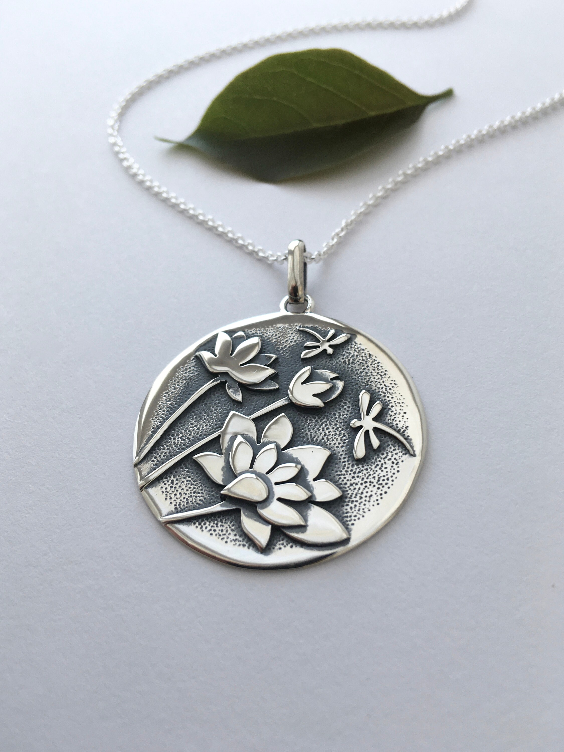 リクエスト　ハンドメイド Lotus Flower & Dragonfly Silver Pendant - Nature Necklace - Etsy