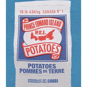 Peut inclure: Un sac en papier blanc avec du texte bleu et rouge et un contour rouge de l'Île-du-Prince-Édouard. Le sac indique "10 lb 4,54 kg CANADA N° 1 ÎLE-DU-PRINCE-ÉDOUARD P.E.I. POMMES DE TERRE POTATOES POMMES DE TERRE PRODUIT DU CANADA".
