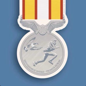 Puede incluir: Medalla plateada con una figura corriendo y gansos, con el texto "NOVISSIMUS INTRO - PRIMUS FORAS". La cinta de la medalla tiene rayas rojas, blancas y amarillas. El fondo es azul.