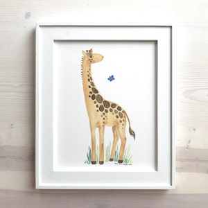 Pu&ograve; includere: Un dipinto ad acquerello di una giraffa in piedi in un campo di erba verde. La girafa &egrave; marrone con macchie marroni scure e ha un collo lungo. Una piccola farfalla blu vola vicino alla testa della girafa. Il dipinto &egrave; incorniciato in una cornice bianca.
