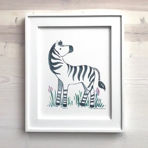 Pu&ograve; includere: Un dipinto ad acquerello incorniciato di una zebra in piedi in un campo di erba verde con fiori viola. La zebra &egrave; nera e bianca con un corpo grigio. Il dipinto &egrave; firmato "Olivia Rose Designs 2019".