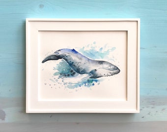 Könnte beinhalten: Aquarellmalerei eines grauen Wals, der in blauem Wasser schwimmt. Der Wal ist in einem realistischen Stil mit detaillierten Merkmalen dargestellt, darunter sein Blasloch und seine Flossen. Das Gemälde ist in einem weißen Rahmen gerahmt.