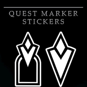 Op de afbeelding: Zwarte achtergrond met witte tekst en afbeeldingen. De tekst luidt "QUEST MARKER STICKERS". Onder de tekst staan twee witte geometrische vormen. Eén is een ruitvorm, de andere is een ruitvorm met een rechthoekige basis.