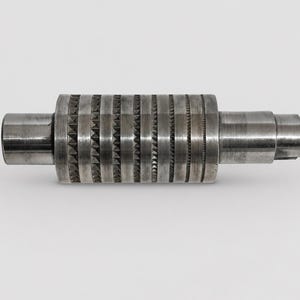 Może przedstawiać: Cylindryczne metalowe narzędzie rolkowe z serią naprzemiennych pasów z teksturowanymi wypustkami w kształcie piramid i gładkimi rowkami. Środkowa sekcja ma powtarzający się wzór wypukłych punktów, podczas gdy końce są gładkie i cylindryczne.