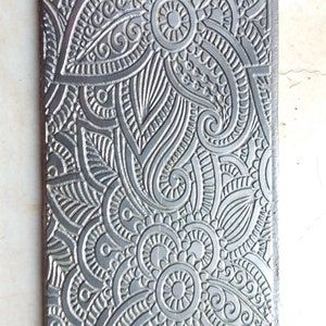 Piastra con texture floreale per laminatoio e pressa idraulica: creazione di gioielli