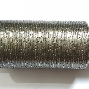 以下が含まれることがあります： 表面がテクスチャ加工された銀色の金属ローラー。ローラーは両端に滑らかな円筒形のシャフトがあります。