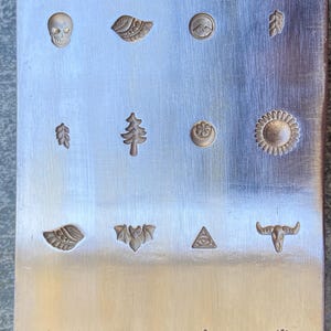 Conjunto de matrizes de impressão vintage para fabricação de joias – placas de metal personalizadas, matrizes de pingentes e ferramentas de ourivesaria para designs artesanais