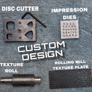 Puede incluir: Un surtido de herramientas metálicas para trabajos de diseño personalizado. Incluye un cortador de discos, matrices de impresión, un rodillo de textura y una placa de textura para laminador. También se muestran las palabras "Custom Design".