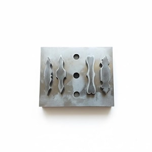 Juego de troqueles y punzones para orfebrería con forma de anillo.