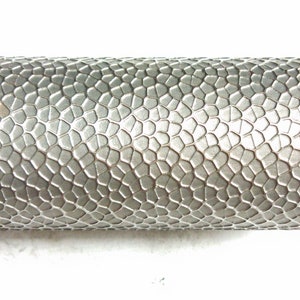 以下が含まれることがあります： 表面がテクスチャ加工された銀色の金属ローラー。ローラーの両端には、滑らかでテクスチャ加工されていない部分があります。