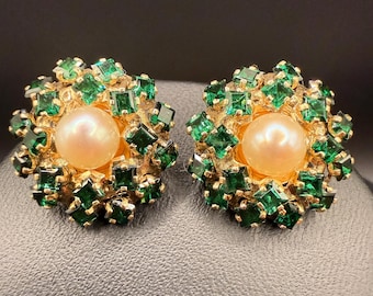 Brincos vintage em ouro 14K com pérolas e pedras verdes em formato de arranjo floral (com fecho de pressão) #367.
