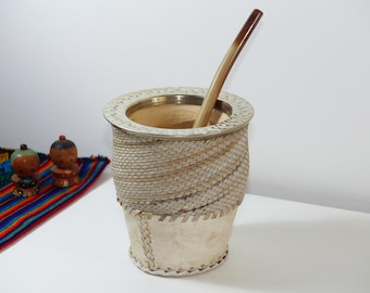 Mate de Calabaza Envuelto en Cuero Genuino con Borde de Alpaca - Incluye 2 Bombillas - Hecho a Mano en Argentina