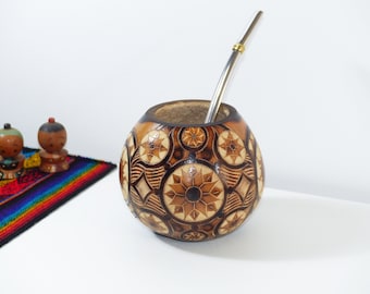 伝統的なアルゼンチンのマテ茶カップ、アルガロボの木材で手作りされ