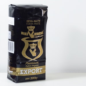 Peut inclure: Un sachet noir de yerba mate Rey Verde Premium Export, un type de thé, avec une couronne dorée et les mots "Erva-Mate Yerba Mate" et "Peso 500g".