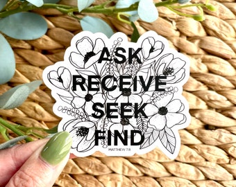 Puede incluir: Pegatina en blanco y negro con diseño floral y el texto "Ask Receive Seek Find" con la referencia bíblica "Mateo 7:7-8" debajo.