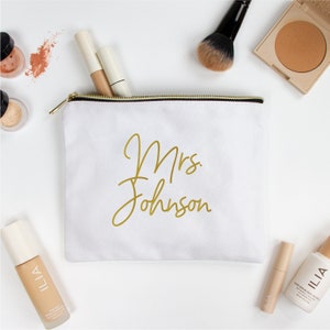 Custom Mrs. Last Name Makeup Bag, Personalized Wedding Makeup Bag, Bridal Makeup Bag, Bachelorette Party Makeup Bag Gifts, Gifts for Brides