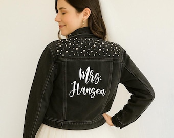 Jaqueta jeans personalizada Black Pearl com sobrenome da Sra., jaqueta jeans personalizada, jaqueta jeans preta para noiva, jaquetas jeans para chá de panela, jaquetas para casamento