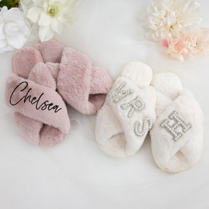Custom Mrs Fluffy Slippers with Pearls Letters, Bridal Wedding Slippers, Bridal Slippers, Custom Bride to be Slippers, Custom Cross Slippers