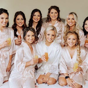 Satijnen gewaad bruidsmeisje, trouwdag bruid en bruidsmeisjesgewaden, gewaad bruidsfeest, satijnen gewaden, bruidsmeisje cadeau gewaden voor bruid trouwdag
