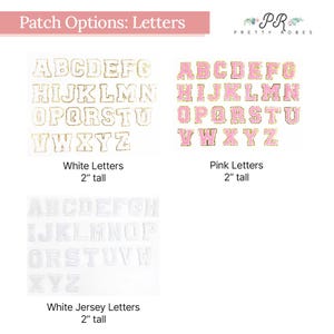 Op de afbeelding: Een selectie van witte en roze strijkletters voor kleding. De letters zijn 5 cm hoog en zijn verkrijgbaar in twee stijlen: witte letters met gouden glitter en witte jersey letters. De afbeelding bevat de tekst "Patch Options: Letters" en "Pretty Robes".