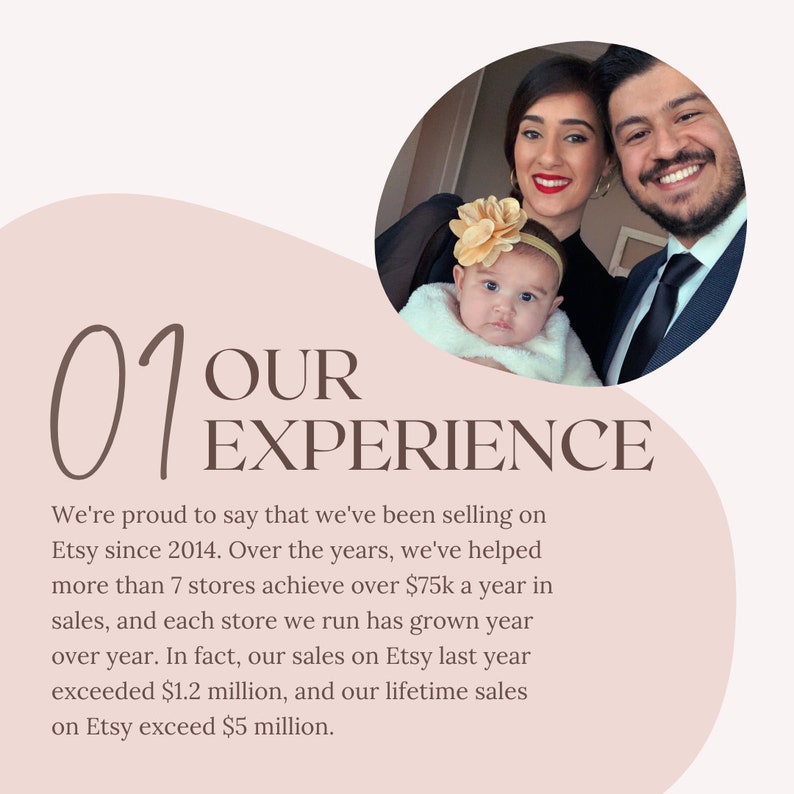 K&ouml;nnte beinhalten: Ein Foto einer dreik&ouml;pfigen Familie, einem Paar und ihrem Baby, die alle l&auml;cheln. Die Bildunterschrift lautet "01 OUR EXPERIENCE" und beschreibt den Erfolg ihres Etsy-Shops. Sie verkaufen seit 2014 auf Etsy und haben &uuml;ber 7 Shops dabei geholfen, &uuml;ber 75.000 $ Umsatz pro Jahr zu erzielen. Ihr Umsatz auf Etsy im letzten Jahr lag bei &uuml;ber 1,2 Millionen Dollar, und ihr Gesamtumsatz auf Etsy liegt bei &uuml;ber 5 Millionen Dollar.