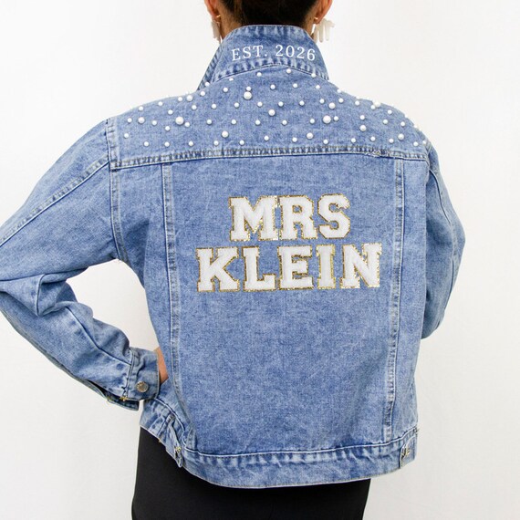 Veste en jean a empiecement personnalise bleu nacre Veste en jean a empiecement personnalisee pour mariee