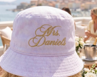 Personalized Mrs Name Bucket Hat Custom Married Name Embroidered Hat White Bridal Sun Hat Newlywed Honeymoon Wedding Gift for Wife and Bride