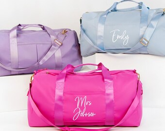 Bolsa de viagem personalizada para acampamento, ideal para mulheres, perfeita para academia, esportes e outras atividades físicas. Também pode ser usada como bolsa de ginástica ou presente para madrinhas.