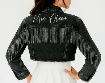 Denim jasje met zwarte franje, aangepaste zwarte spijkerjas met franje, jasje bruiloft, spijkerjasje voor vrijgezellenfeest, bruids spijkerjacks