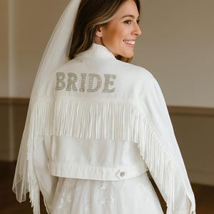 Chaqueta vaquera blanca con flecos, chaqueta de novia con flecos, chaqueta vaquera blanca con flecos para novia, chaqueta de novia personalizada, chaqueta con parche de novia, chaqueta de novia para regalar