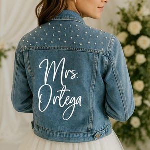 Blaue Perle Kundenspezifische Brautjeansjacke, maßgeschneiderte Jeansjacke für Braut, kundenspezifische Jeansjacke für Braut, personalisiertes Perlen-Denimjacken-Geschenk