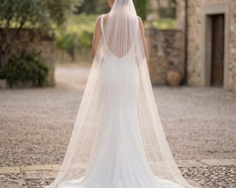 Welon ślubny minimalistyczny, nowoczesny welon ślubny, prosty welon katedralny, minimalistyczny welon ślubny, welon o czystej linii, eleganckie współczesne welony ślubne