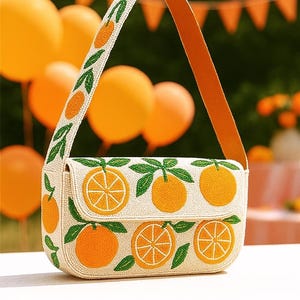 Bolso de hombro naranja con cuentas, bolso con diseño naranja, bolso de mano con cuentas cítricas, bolso naranja hecho a mano, bolso de frutas tropicales, bolso artesanal naranja