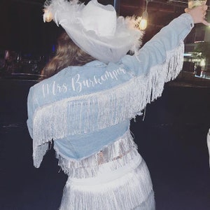 Kurtka jeansowa Blue Fringe Custom Mrs. Last Name, kurtka jeansowa ślubna, kurtka jeansowa na zamówienie, spersonalizowane prezenty z kurtki jeansowej, kurtka jeansowa ślubna