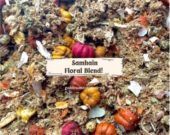 Op de afbeelding: Een close-up van een Samhain Floral Blend, een mix van gedroogde kruiden, bloemen en kleine pompoenen. De mix is gelabeld "Samhain Floral Blend!" en "goddessmoonjewelry19".