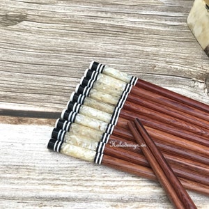 手作りのローズウッド箸、マザーオブパールの象嵌と角の箸置き、木製箸、手作り箸、ローズウッド箸