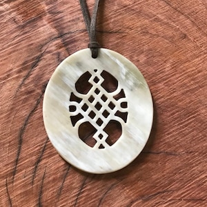 Natural White Horn Pendant , Buffalo Horn Necklace , Horn Necklace , Buffalo Horn Jewelry , Corne de Buffle , Boho Pendant