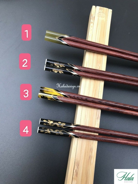 Paire de baguettes japonaises en bois naturel rouge ou bleue