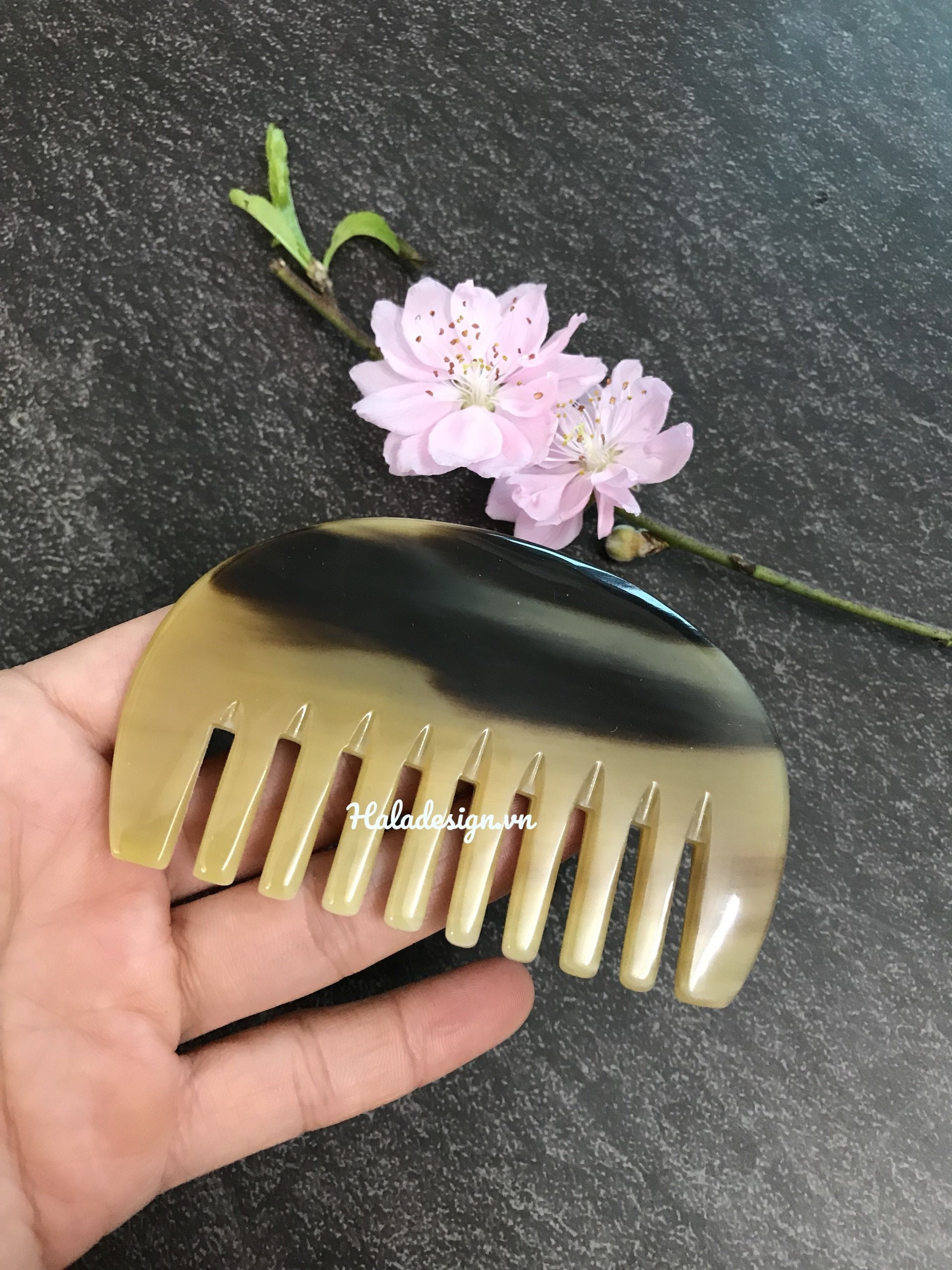 新品未使用】GUA SHA HAIR SCALP BRUSH 【公式通販】