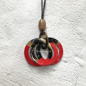 Multi-Circle-Steckverbinder Buffalo Horn Anhänger, Multi Loop Anhänger, Buffalo Horn Schmuck, rotierende Anhänger, Buffalo Horn Boho Halskette