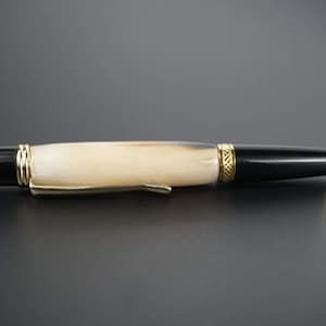 Penna a sfera in corno di bufalo naturale fatta a mano, penna in corno, regalo personalizzato, regalo per papà, per lui, regalo per collega, regalo di laurea