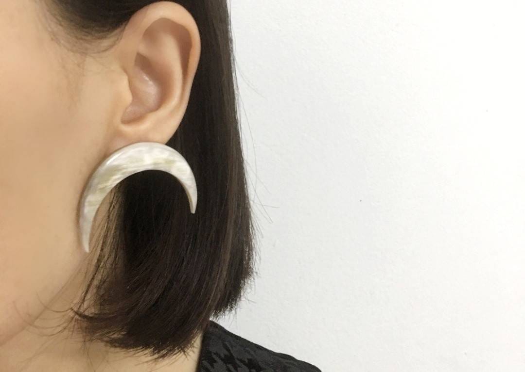 ピアス Half Moon Earring Crescent Moon Stud Earrings, White Horn Earrings , Moon