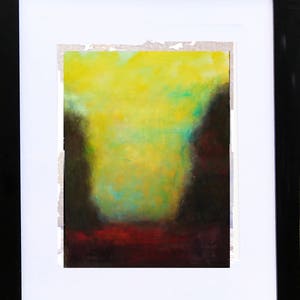 Op de afbeelding: Abstract schilderij met een gele, groene en blauwe achtergrond en donkerbruine randen. De onderkant van het schilderij is donkerrood.