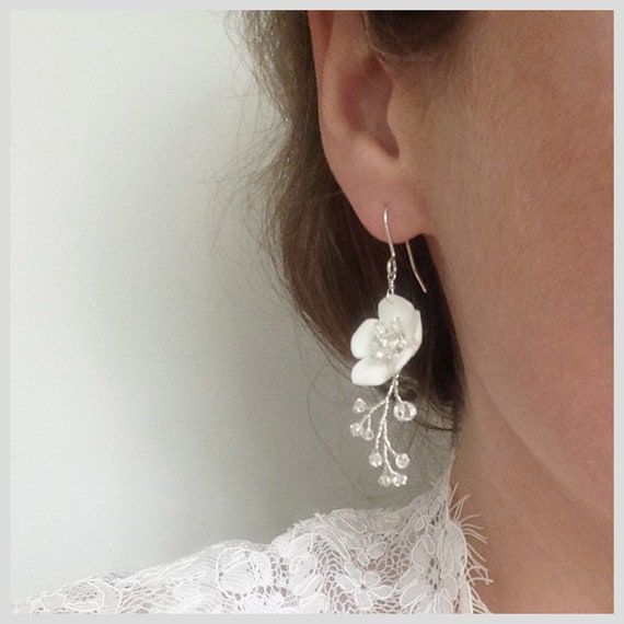 Boucles Doreilles Mariage Longues Pendants Mariée Romantique Poétique Bohème Fleurs Blanches Cristal Swarovski Perles Blanches Nacrées