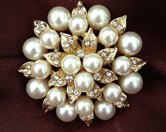 Broche grande de flor con cristales y perlas. Broche de boda de 50 mm.