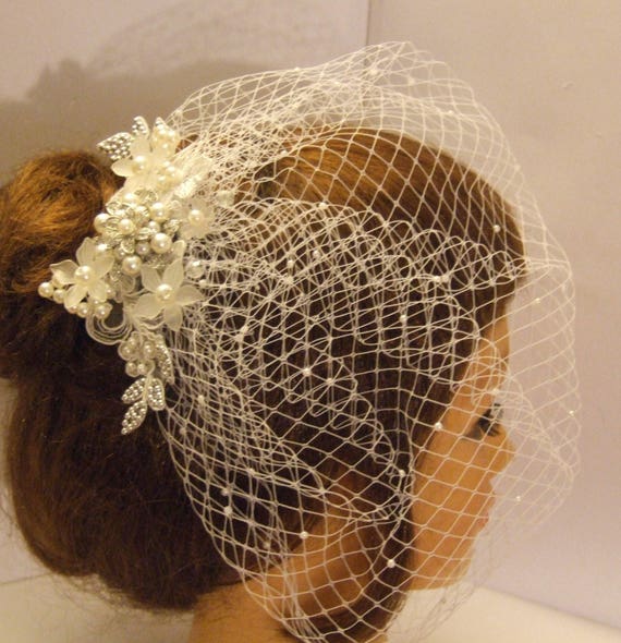 Vintage 1950s Bridal Hair Comb, Crystal Pearl Floral Lace  display picture 2