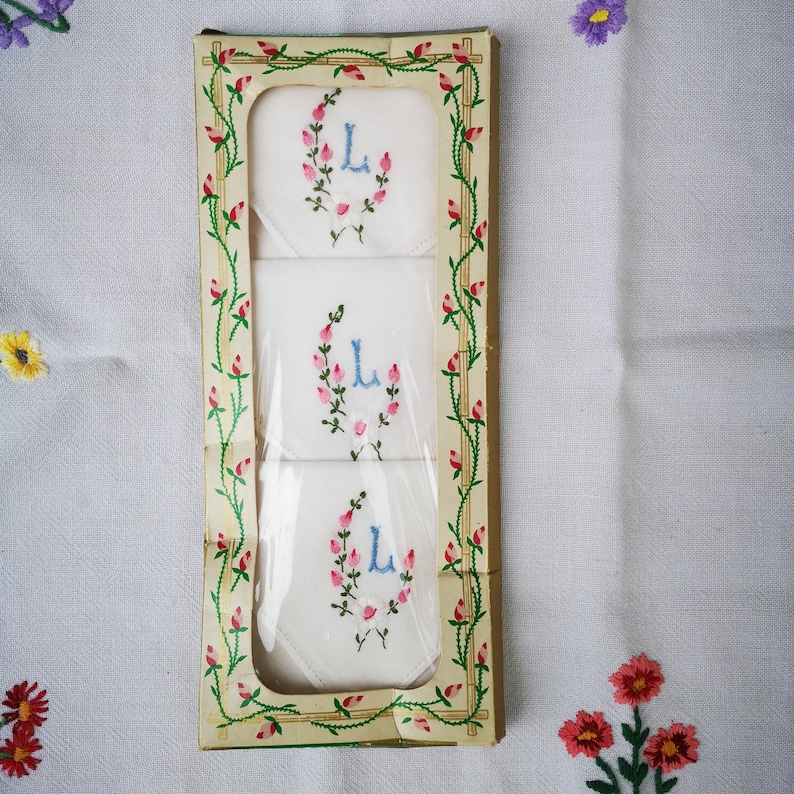 3 Pack Of Womens//Ladies Embroidered Initials Handkerchiefs With White Satin Border M