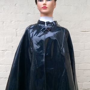 Jaren 1960 black patent vinyl PVC cape met geometrische gesp | Etsy