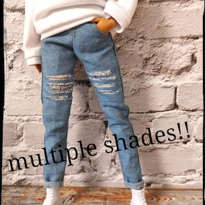 Ropa de muñeca de moda. Vaqueros básicos azul claro para niño, con bolsillos delanteros de verdad y con o sin rotos. Hechos por encargo.