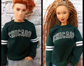 Vêtements de poupée tendance. Sweat-shirt décontracté pour poupées homme et femme. fabriqué sur commande. vert avec inscription CHICAGO. Fabriqué sur commande.